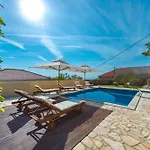 Platanus With Private Pool & Sea View * Млини