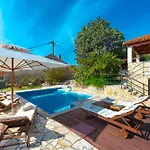 Platanus With Private Pool & Sea View * Млини