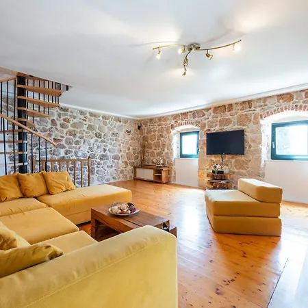 Platanus With Private Pool & Sea View 빌라 믈리니