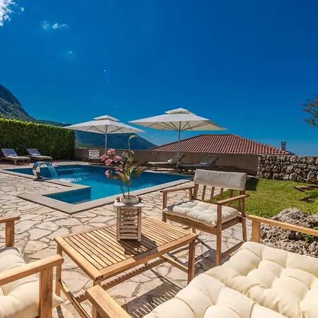 Villa Platanus With Private Pool & Sea View